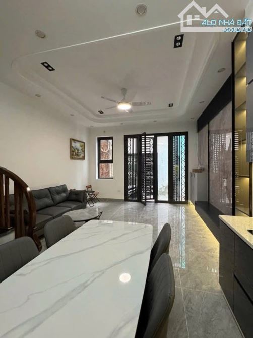 CHO THUÊ NHÀ THẠCH BÀN LONG BIÊN 9 TRIỆU 35m, 5 tầng MT 4m ĐỦ NỘI THẤT GẦN AEON