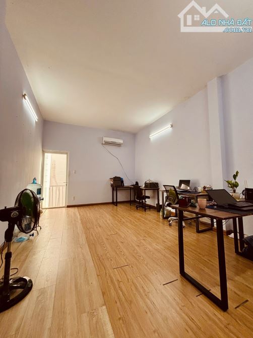 Cho thuê văn phòng rộng 32-36m2, mặt tiền đường Bàu Cát 6