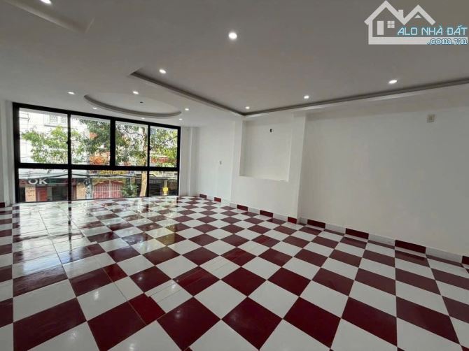 Cho thuê khách sạn 5 lầu có thang máy 12 phòng mặt tiền đường lớn giá 30 triệu