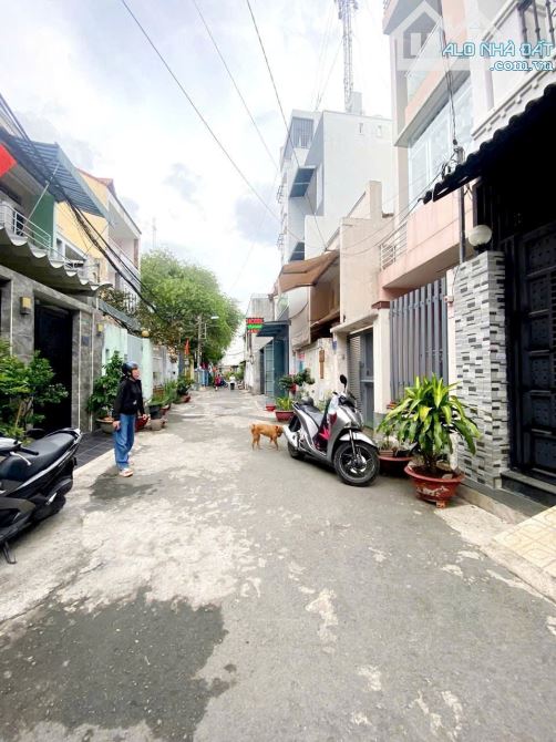 NHÀ 3 LẦU NGUYỄN VĂN QUÁ HẺM 1/ GIÁ 15TR/THÁNG