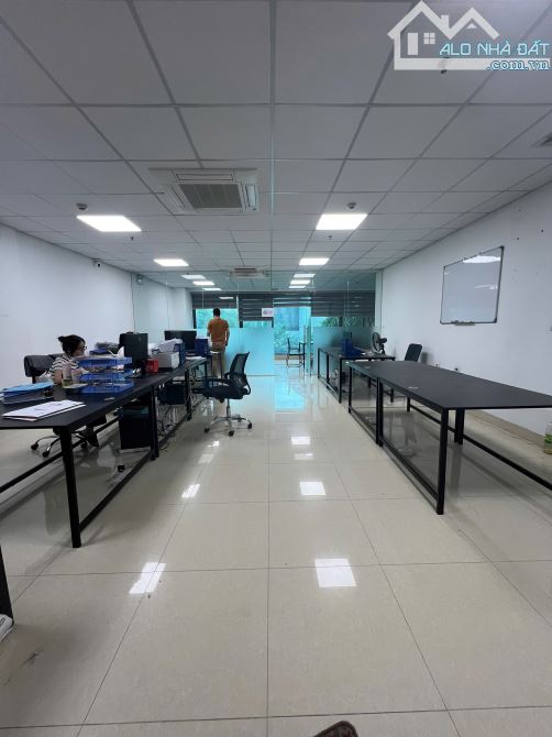 CHO THUÊ VĂN PHÒNG CHUYÊN NGHIỆP TẠI PHỐ GIẢI PHÓNG 65M2 GIÁ 10,5TR / THÁNG .
