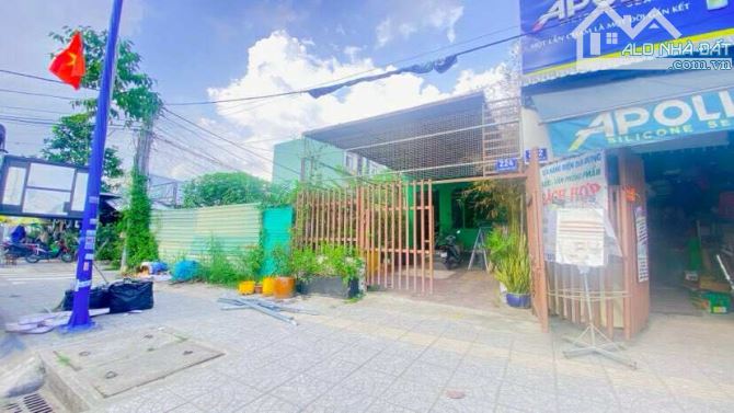 Cho thuê nhà 100 m2 mặt tiền Hoàng Quốc Việt có sân rộng