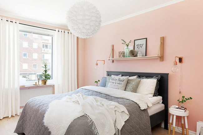 Căn phòng ngủ sơn màu hồng đào sẽ làm cho bạn phải giật mình bởi sự tinh tế và sang trọng của nó. Được sơn với màu hồng đào đậm, phòng ngủ sẽ mang lại cảm giác ấm cúng và an nhiên cho bạn sau một ngày dài. Hãy khám phá ngay hình ảnh của căn phòng ngủ sơn màu hồng đào để cảm nhận thêm sự đặc biệt và tuyệt vời của nó.