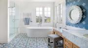 Sự kết hợp giữa sắc xanh, nội thất phù hợp giúp không gian phòng tắm sang trọng
