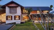 Biệt thự thiết kế theo kiến trúc truyền thống kiểu Thái, có cửa gỗ, hiên nhà,...