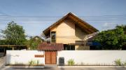 Nhà 2 tầng House L~M tái cấu trúc mái nhà để làm mới toàn bộ không gian sống