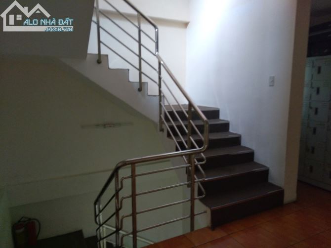 Cho thuê nhà 325m2, 1.5 lầu tại Ngô Thời Nhiệm, Q3 - 1