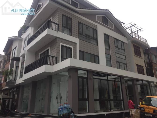 Cho thuê nhà biệt thự Lê Văn Thiêm, Thanh Xuân, DT 200m2, 4 tầng, MT 20m. Giá 100tr/th