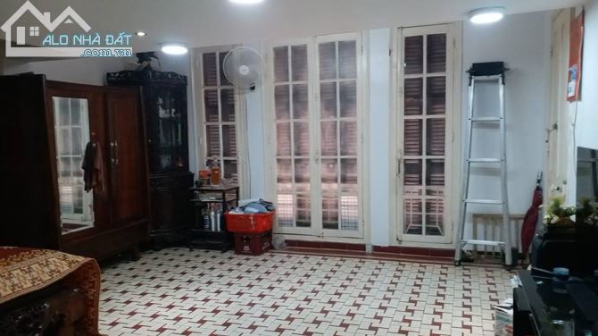 Nhà đẹp, vị trí đẹp, KD tốt. Bán nhà MP Trấn Vũ DT 184m x 2 tầng MT 7.7m Giá 70 tỷ - 2