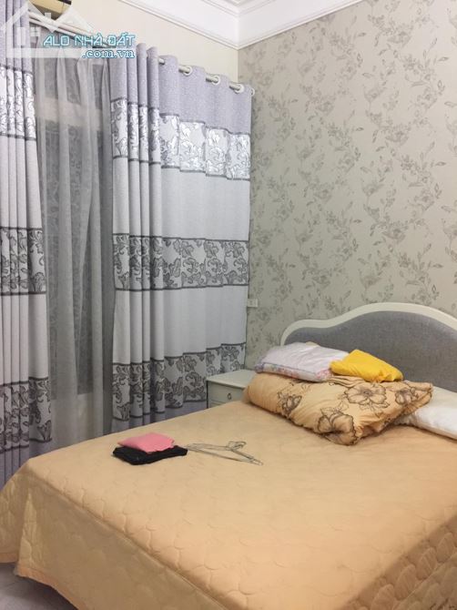 Bán nhà phố Giáp Bát, DT 77m2 * 3 tầng. Giá 5,3 tỷ - 5