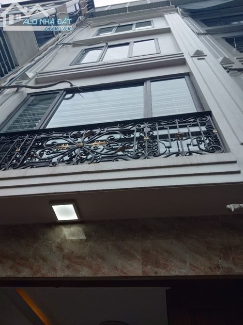 Bán nhà ngõ  phố Giáp Bát, DT 53m2 * 5 tầng. Giá 3,7 tỷ