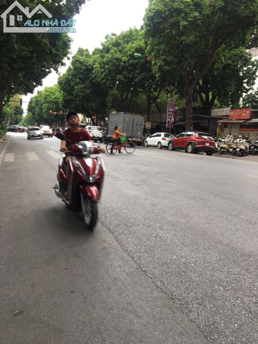 Vị trí Vàng - Bán nhà mặt phố Trần Hưng Đạo DT 385m x 2 tầng MT 9m Giá 300 tỷ - 1