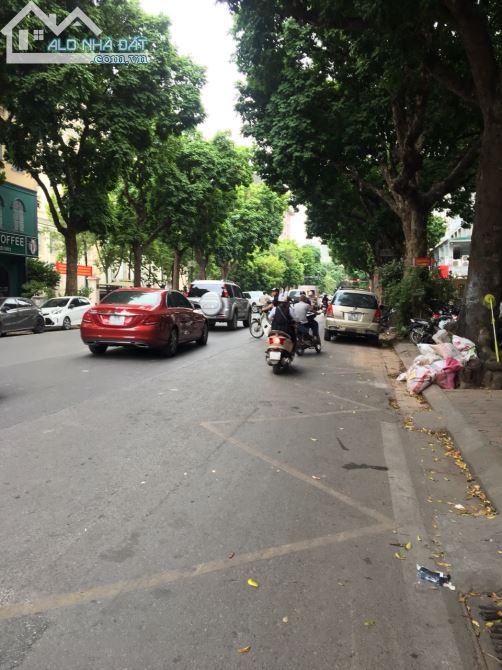 Vị trí Vàng - Bán nhà mặt phố Trần Hưng Đạo DT 385m x 2 tầng MT 9m Giá 300 tỷ - 2