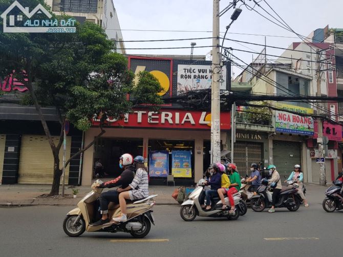 Cho thuê nhà 300m, 1 lầu tại Cách Mạng Tháng 8,qtb