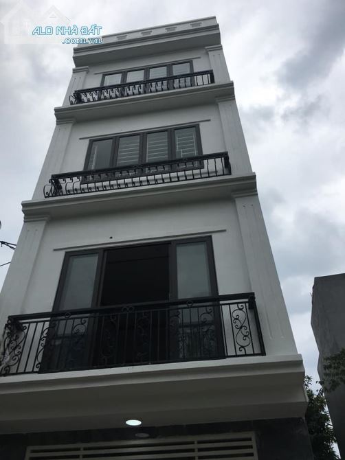 Bán gấp nhà đối diện cổng trường ĐH Y Tôn Thất Tùng, 4 tầng. Giá 3,7tỷ, Lh 0913895929