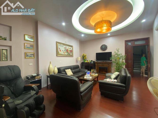 Hoàng cầu - lô góc 3 thoáng -thông khắp ngả - gara - nhà tuyệt đẹp - kinh doanh đỉnh.