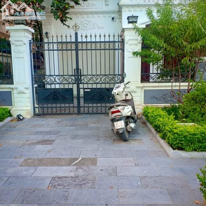 Bán biệt thự Việt Hưng, Sài Đồng 240m, 4tầng Vip, giá 50tỷ.