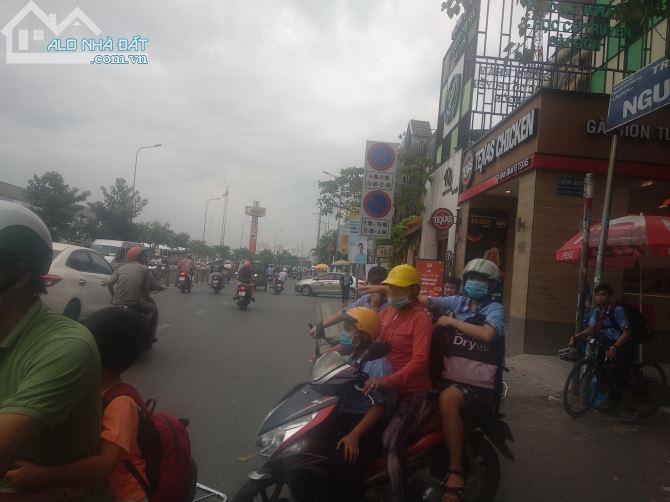 Bán gấp căn nhà gần Emart Phan văn Trị hẻm ô tô - 2