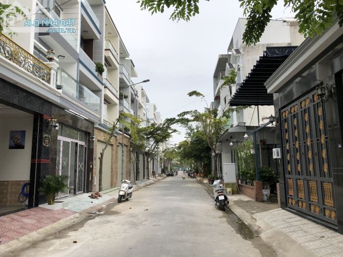 Bán đất sổ hồng riêng Huỳnh tấn phát Ngay thị trấn nhà bè , DT: 5x16 = 80m2 Giá 40tr/m2