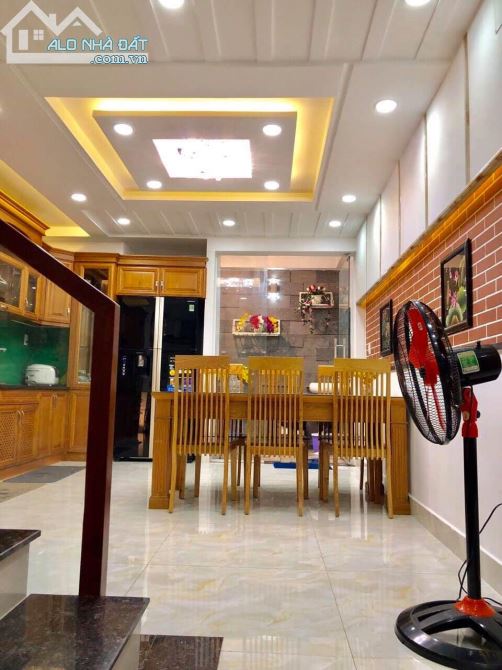 Bán gấp 2MT đường Phan Văn Trị, phường 7, DT 4x27m, 4 tầng, giá 20 tỷ