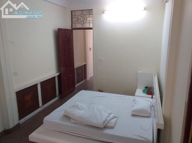Nhà 5 tầng 4 phòng ngủ ngõ nông, thẳng Nguyễn Phúc Lai, giá chỉ 3 tỷ 300tr