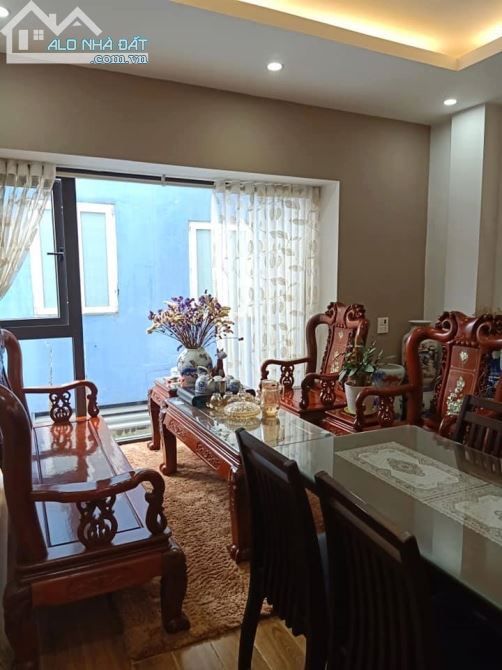 Cần bán nhà 5 tầng  Nguyễn Phúc Lai, gần hồ Hoàng Cầu  giá 5 tỷ 100tr