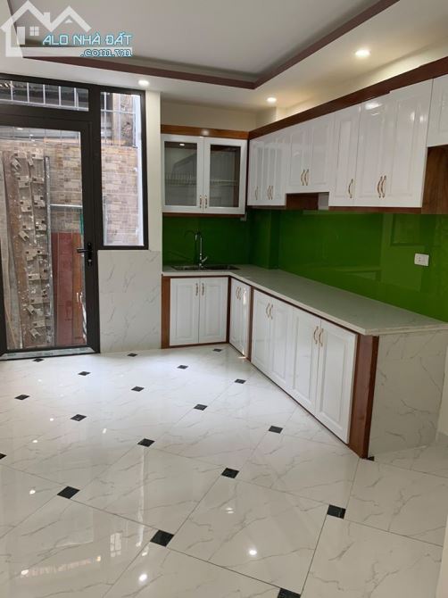 Bán nhà 5 tầng 3 phòng ngủ Dt 40m2 phố Chùa Bộc gía chỉ 3 tỷ 900tr