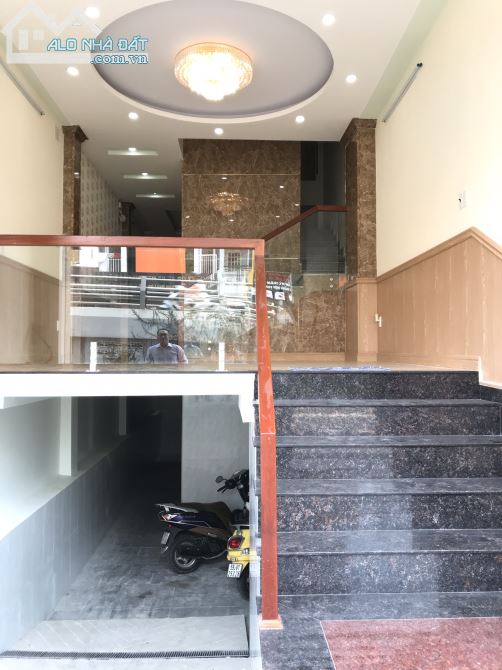 Cần bán gấp biệt thự tân cổ điển góc 2MT Dương Quảng Hàm, P. 6, Gò Vấp, DT 12x18m.