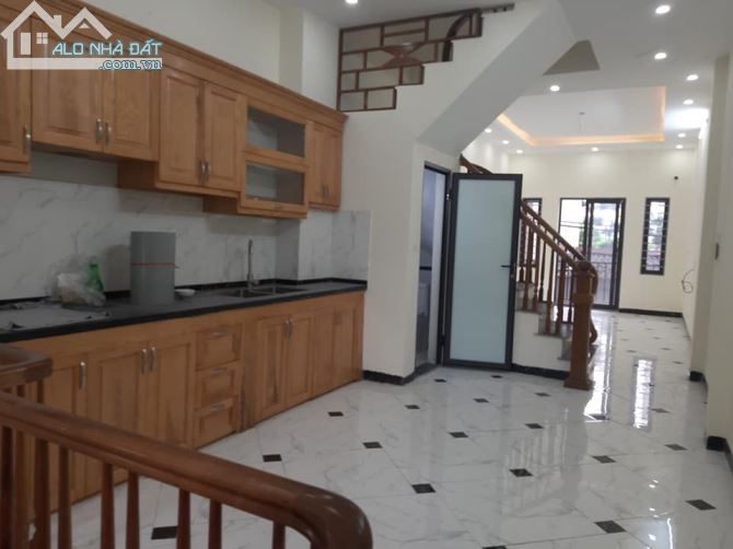 Bán nhà 4 tầng phố Hoàng Văn Thái Dt 56m Mt 4,5m giá chỉ 5 tỷ 800tr