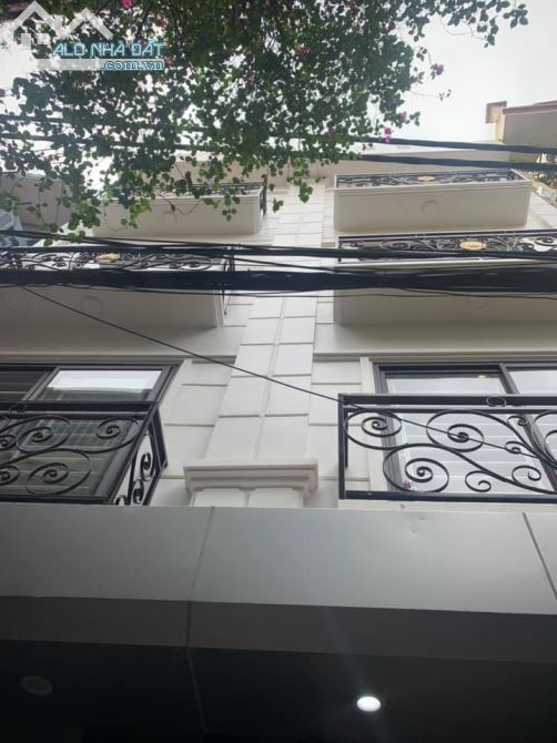 Bán tòa văn phòng 9 tầng thang máy gần Hồ Hoàng Cầu, phố Nguyễn Phúc Lai,