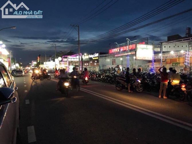 bán nhà đang kinh doanh karaoke mặt tiền D1 víp nhất kdc Việt Sing Thuận An danh thu khủng