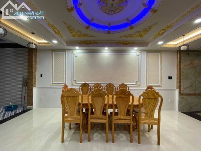 Cô nàng xinh đẹp HXH , Quận 10, 4 tầng, 40m2, chỉ 8 tỷ.