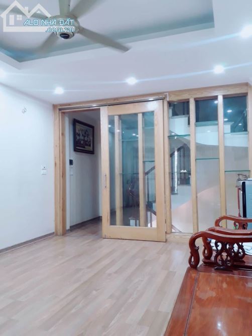 Bán nhà phân lô Nguyễn Văn cừ.63m2.5 tầng