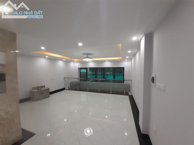 Bán nhà phố Trần Quang Diệu, Đống Đa, 72 m2, 8 tầng, Mt 5,5m, 2 mặt thoáng, view vườn hoa. - 1