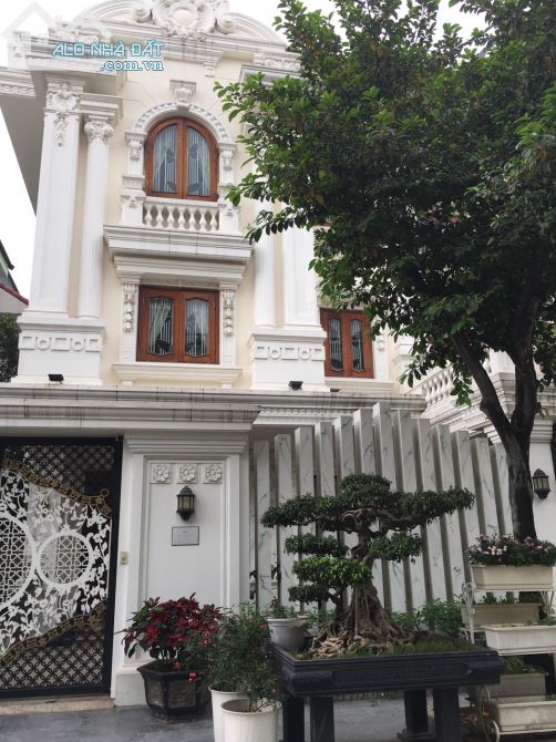 Bán siêu Biệt thự KĐT Mới Dịch Vọng. 310 m2 x 4 Tầng x MT 15m. Cạnh công viên Cầu Giấy.