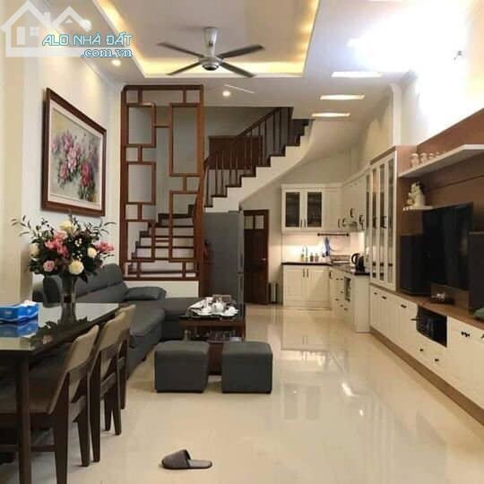 Bán nhà 5 tầng đường Nguyễn Trãi, Dt 35m2 Mt 4m, Đối diện Royal Cty, giá 3 tỷ 500tr - 1
