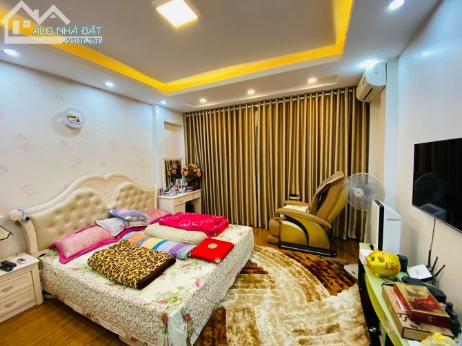 Bán nhà Hoàng Cầu - kinh doanh - nhà đẹp - nội thất xin - oto đỗ cửa - 2