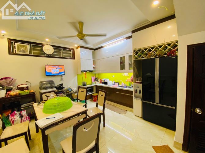 Bán nhà Hoàng Cầu - kinh doanh - nhà đẹp - nội thất xin - oto đỗ cửa - 3
