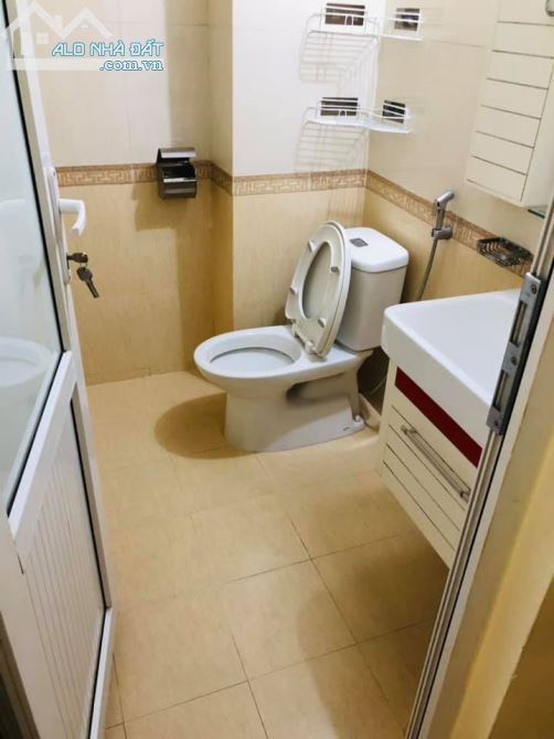 Bán nhà đường Giải Phóng, Dt 35m2 x5 tầng, Mt 4m ,giá 4 tỷ 100tr, Ngõ rộng thông - 4