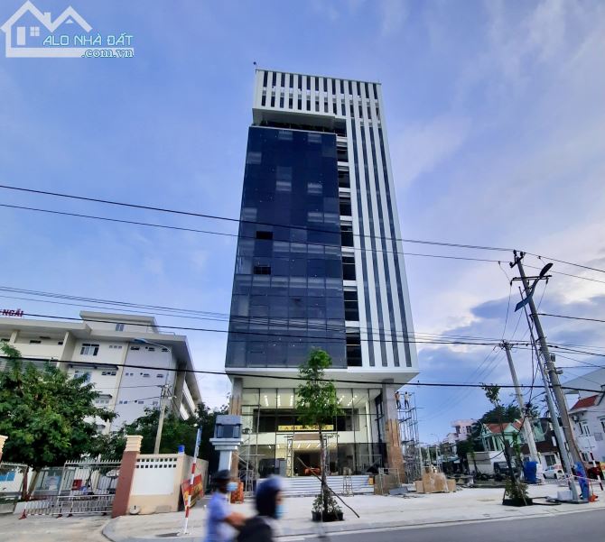 Cho thuê văn phòng chuyên nghiệp nằm tại tòa nhà ngay trung tâm Tp Quảng Ngãi.