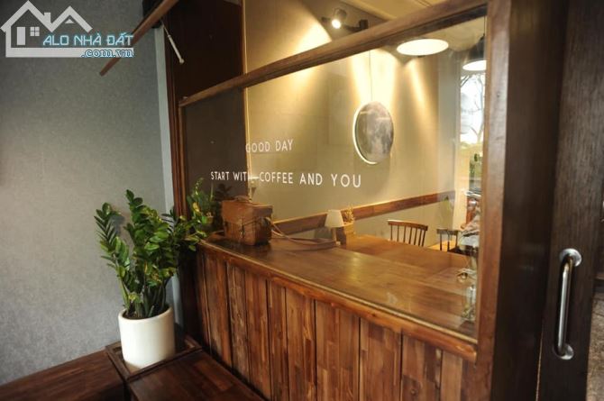 Cho thuê nhà mặt phố Thái Hà DT 70 m2 x 4 tầng, MT 5,5 m, vị trí đẹp.