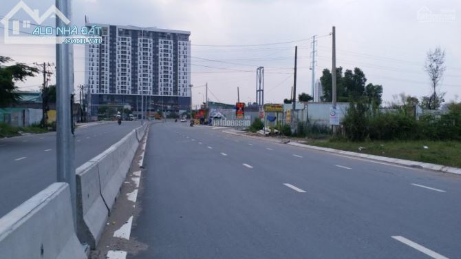 Cho thuê nhà MT đường Liên Phường.Q9. Ngang 30m 1200m2. Giá: 90tr.