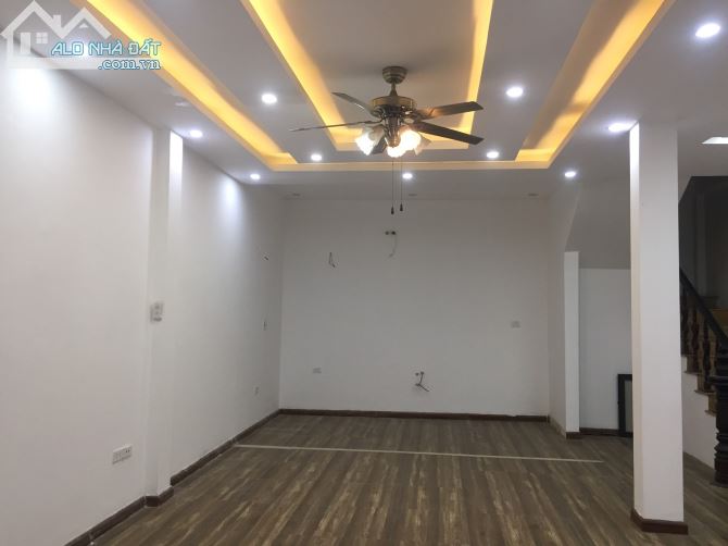 Bán nhà Đặng Tiến Đông, 181 m2,3 tầng, mặt tiền 6,7 m, giá 45 tỷ, ô tô vào nhà, kinh doanh - 1