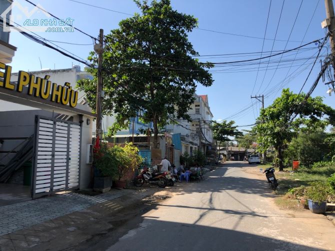 Bán Gấp Lô Đất  Đường Nguyễn Duy Trinh Ngay Vòng Xoay Phú Hữu