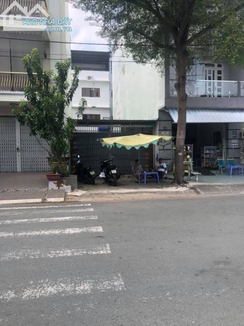 Bán nhà nát MT đường 32 khu Tên Lửa 5x20m cách Eaon 50m giá 12.2 tỷ giá tốt