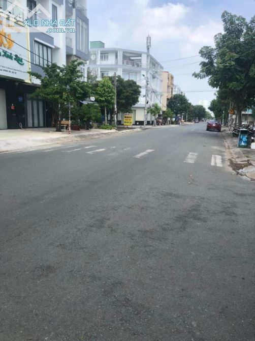 Bán nhà nát MT đường 32 khu Tên Lửa 5x20m cách Eaon 50m giá 12.2 tỷ giá tốt - 1