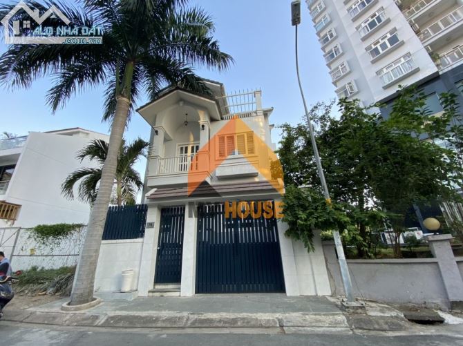 KHOÁI KHOÁI! Đông về mê mệt với villa trắng xinh lung linh như NGỌC TRINH