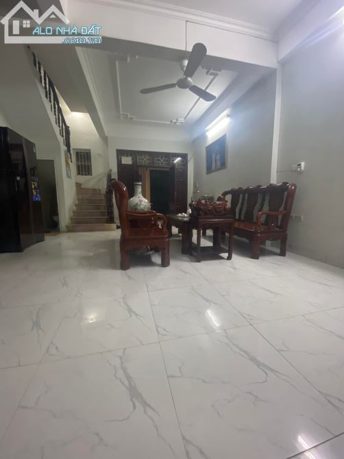 HIẾM – NHÀ GIÁP NHỊ - MẶT TIỀN RỘNG, GẦN Ô TÔ, 5 TẦNG, GIÁ YÊU