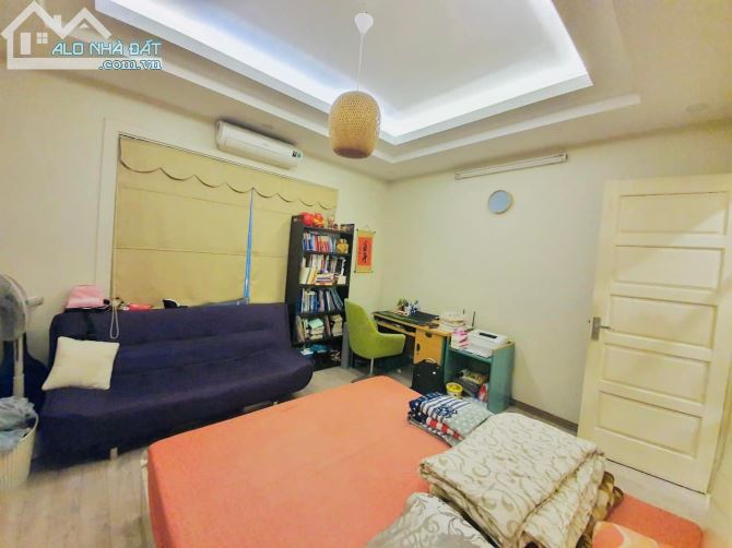 Lõi Ba Đình, Phân lô 97 Văn Cao. Ở ngay. Nhà đẹp thoáng. DT 70m2 - 2