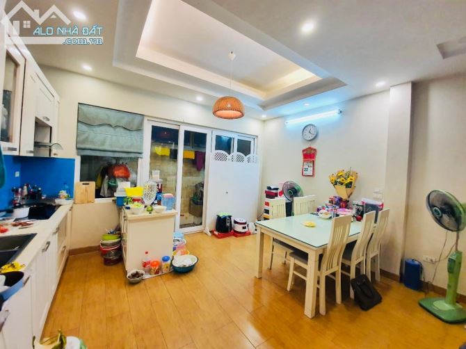 Lõi Ba Đình, Phân lô 97 Văn Cao. Ở ngay. Nhà đẹp thoáng. DT 70m2 - 3